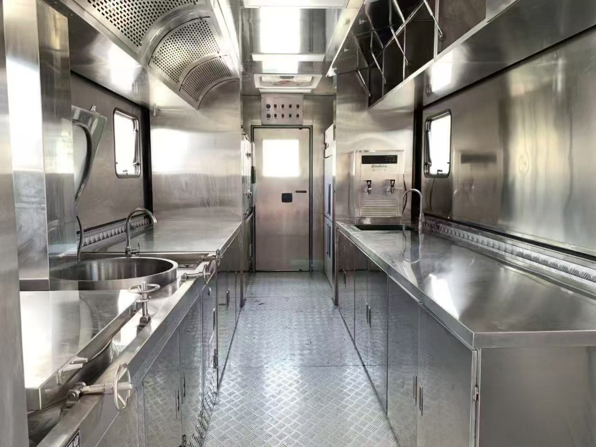 豪沃重汽炊事車（300人）