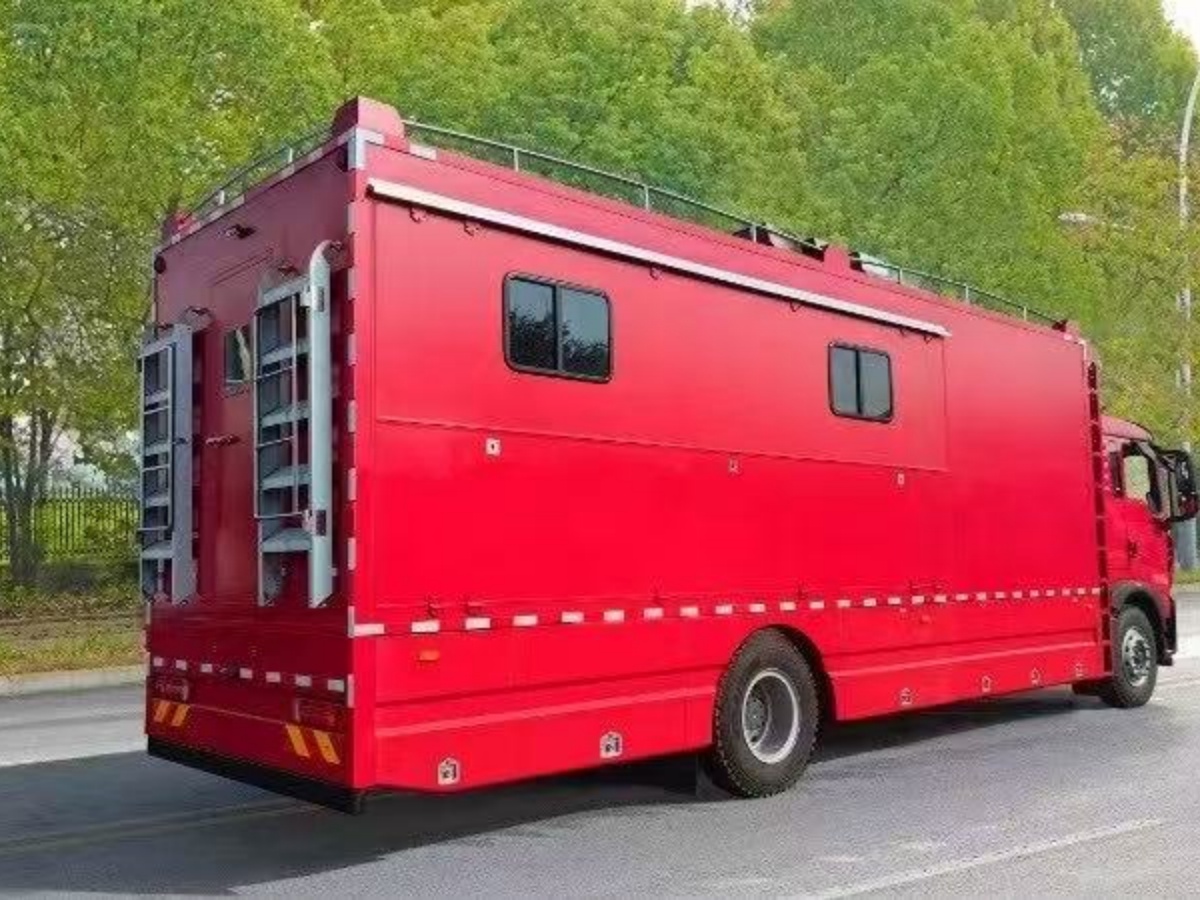 豪沃重汽炊事車（300人）